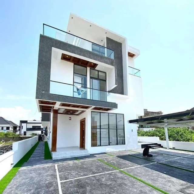 Spacious 4-Bedroom Detached Duplex 